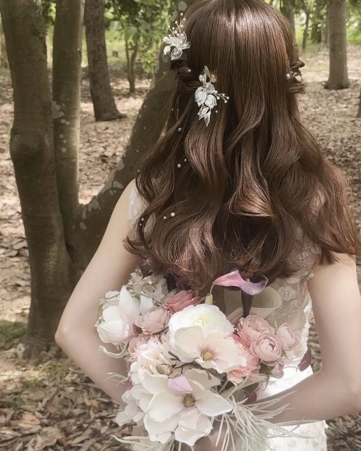 花飾りをつけたロングのダウンスタイルとブーケ