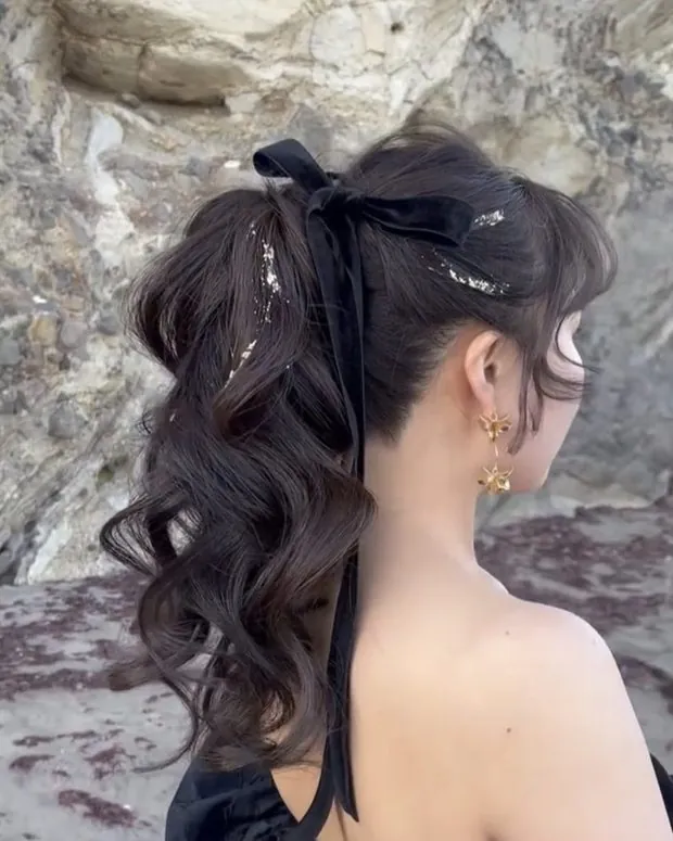 黒いリボンを結んだポニーテール