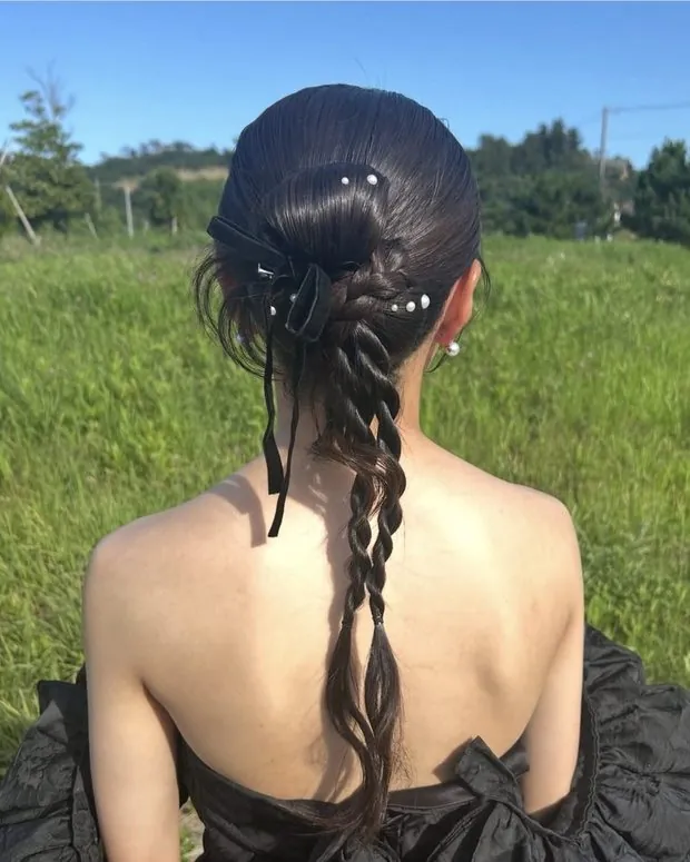 パールの髪飾りをつけた編みおろし