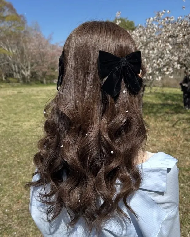 黒いリボンとパールをあしらったダウンスタイル