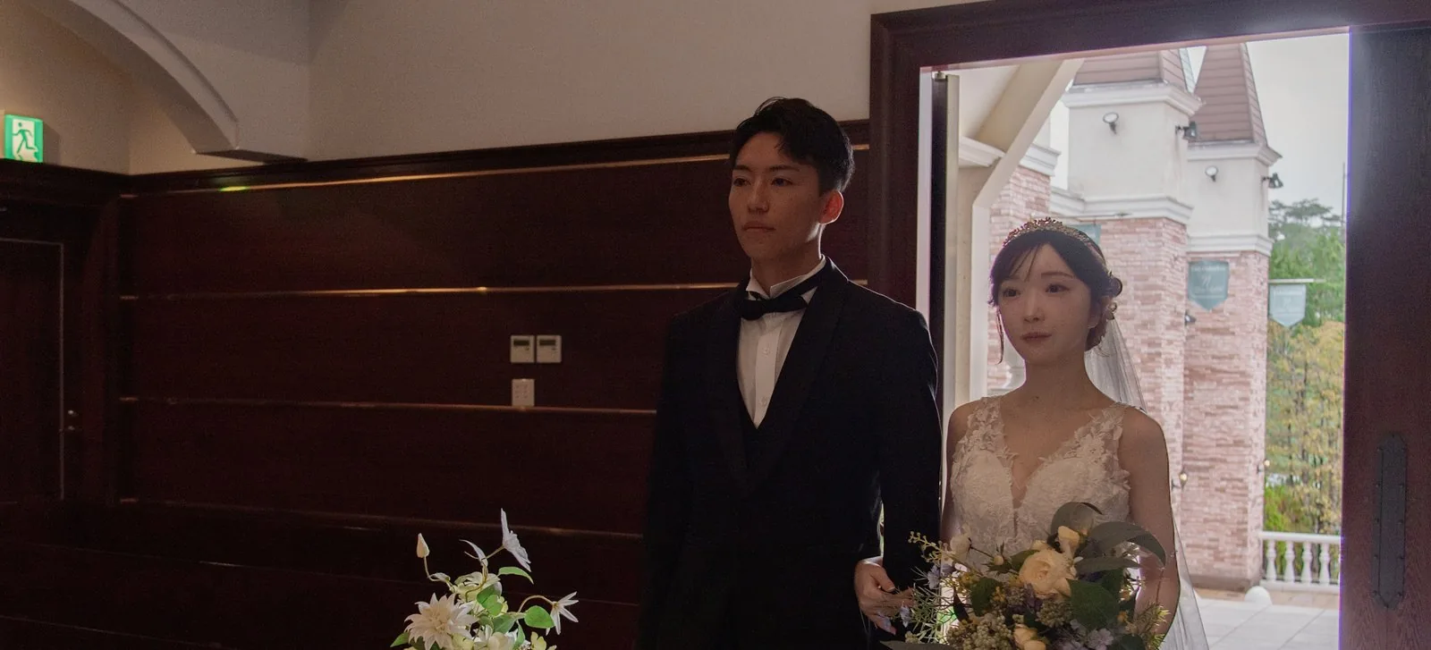 ブーケを持って並ぶ新郎新婦