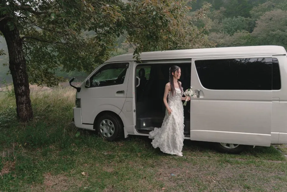 ロケ車から降りる新婦