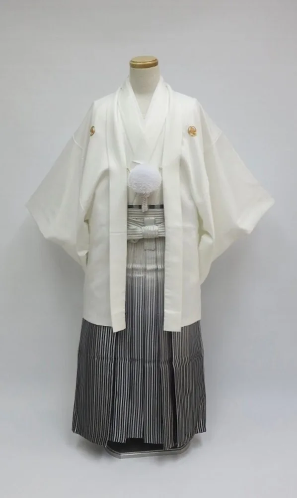 紋付 MMK-002　白い着物は定番ですが、袴を変えるだけで印象がガラッと変わります
