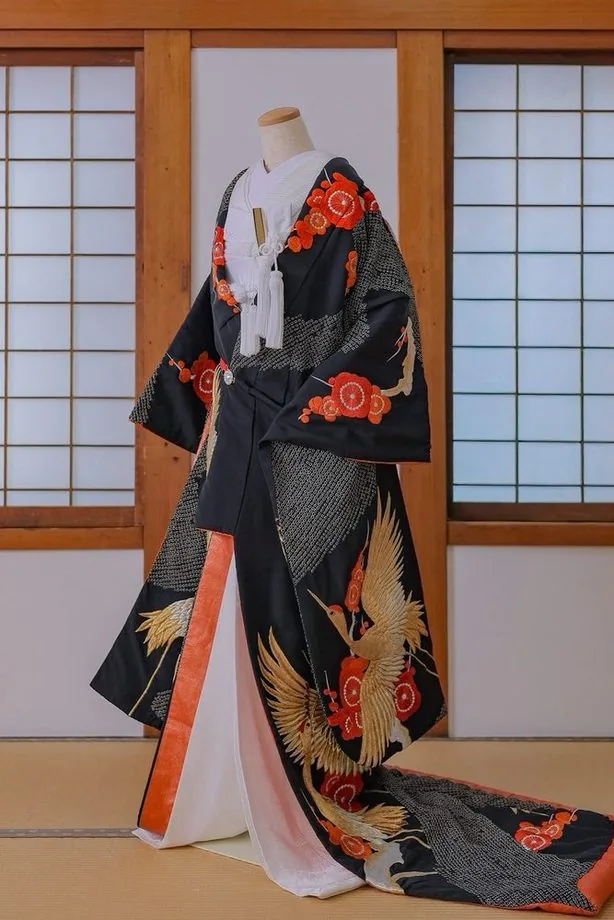 色打掛 WCK-001 黒地に朱色の花をのせた一着