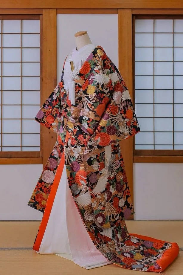 色打掛 WCK-008　黒地に鶴と色とりどりの花を敷き詰めた一着