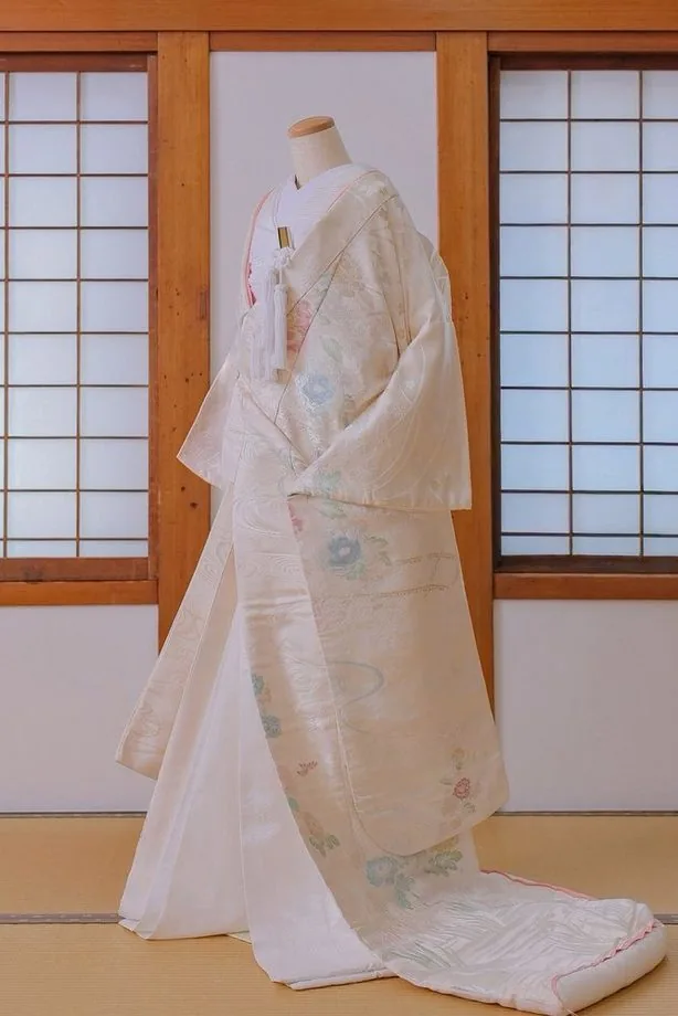 白無垢 WWK-001　生成りの地に、淡い水色とピンクの花を刺繍した一着
