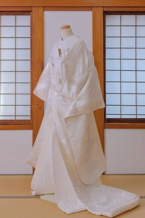 白無垢 WWK-002　白糸で鶴と小花を刺繍した一着
