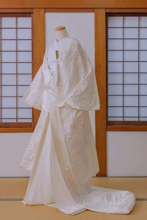 白無垢 WWK-007　白糸の刺繍を全面に入れた一着