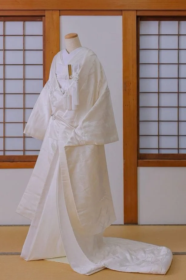 白無垢 WWK-010　白糸の刺繍を裾のほうに寄せた一着