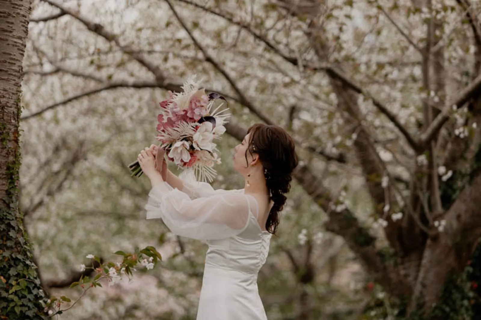 桜のなかでのフォトウェディング