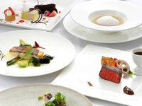 陽のコース。前菜から魚料理・肉料理・デザートまでの昼のコース