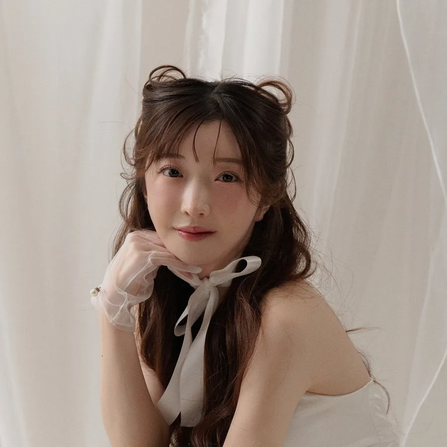 手袋の手を添えた新婦