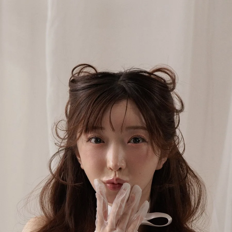 口元に手を添える新婦