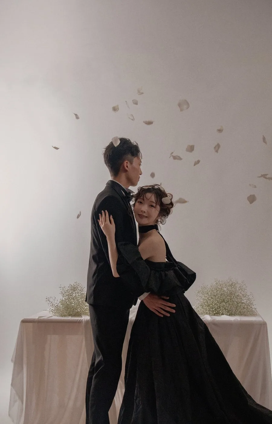 花びらの舞うなかの新郎新婦