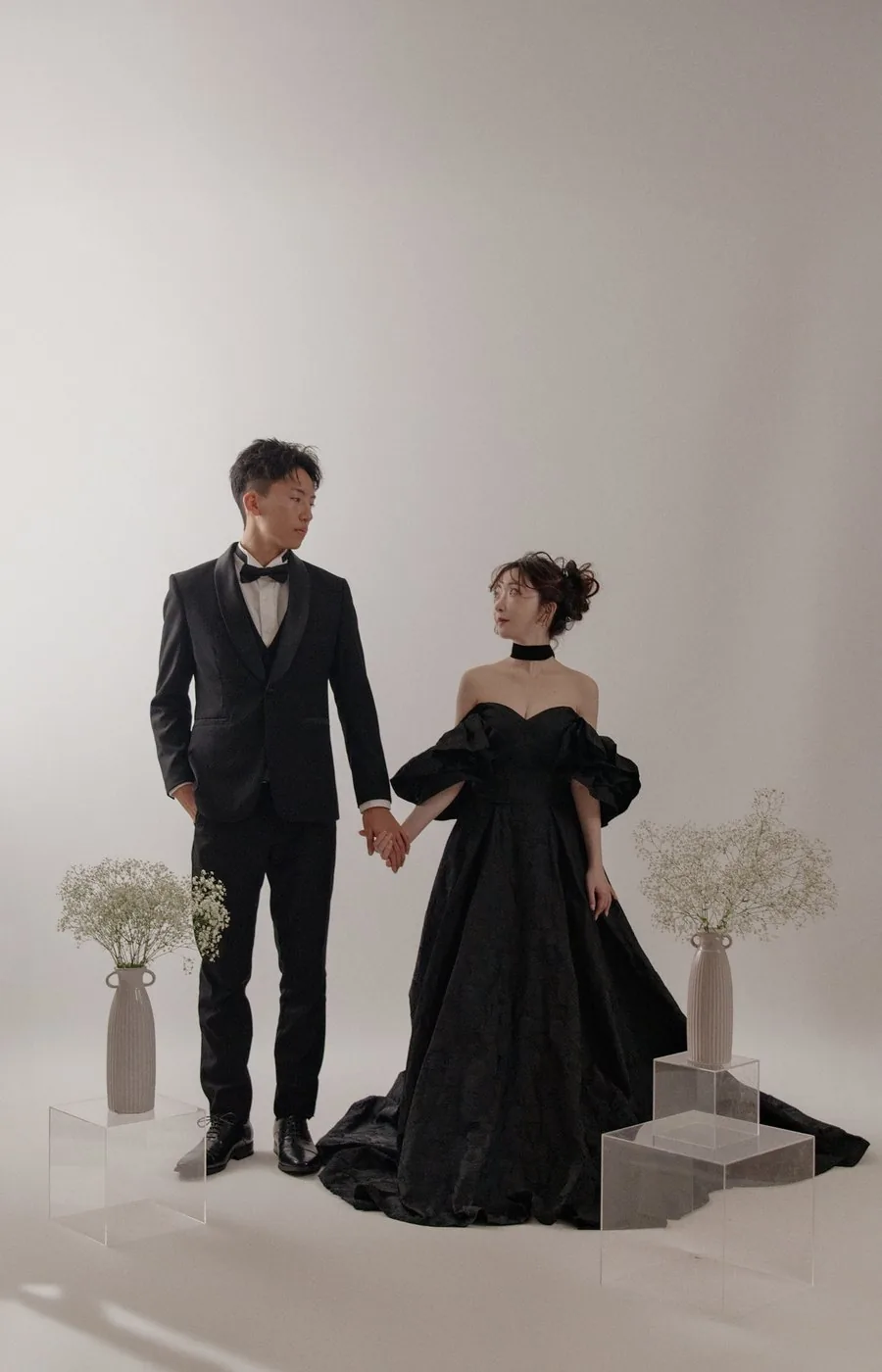 かすみ草を手に並ぶ新郎新婦