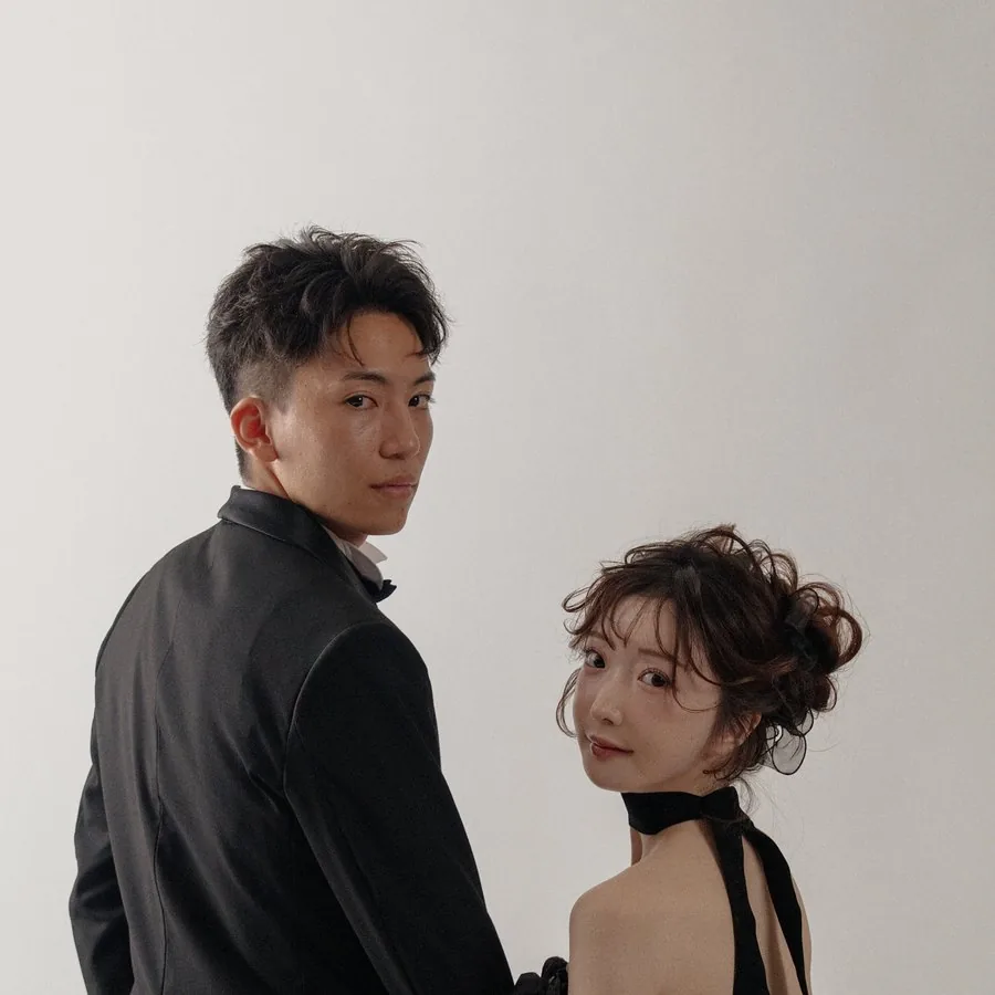 振り返る新婦と新郎
