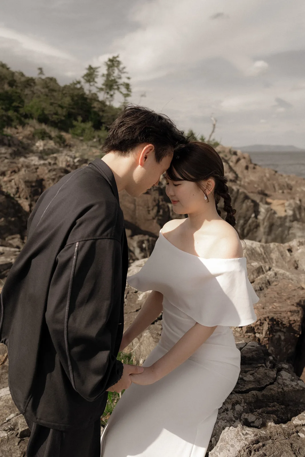 宮城県／海辺の岩場／洋装／フォトウェディングの撮影（3枚目）