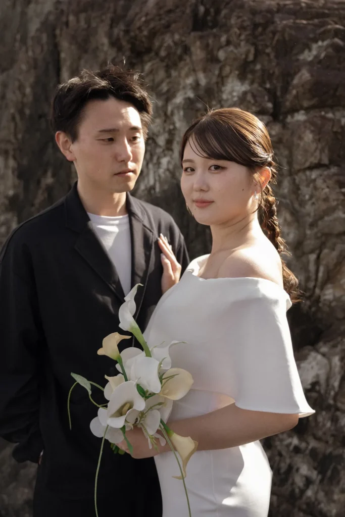 宮城県／海辺の岩場／洋装／フォトウェディングの撮影（4枚目）