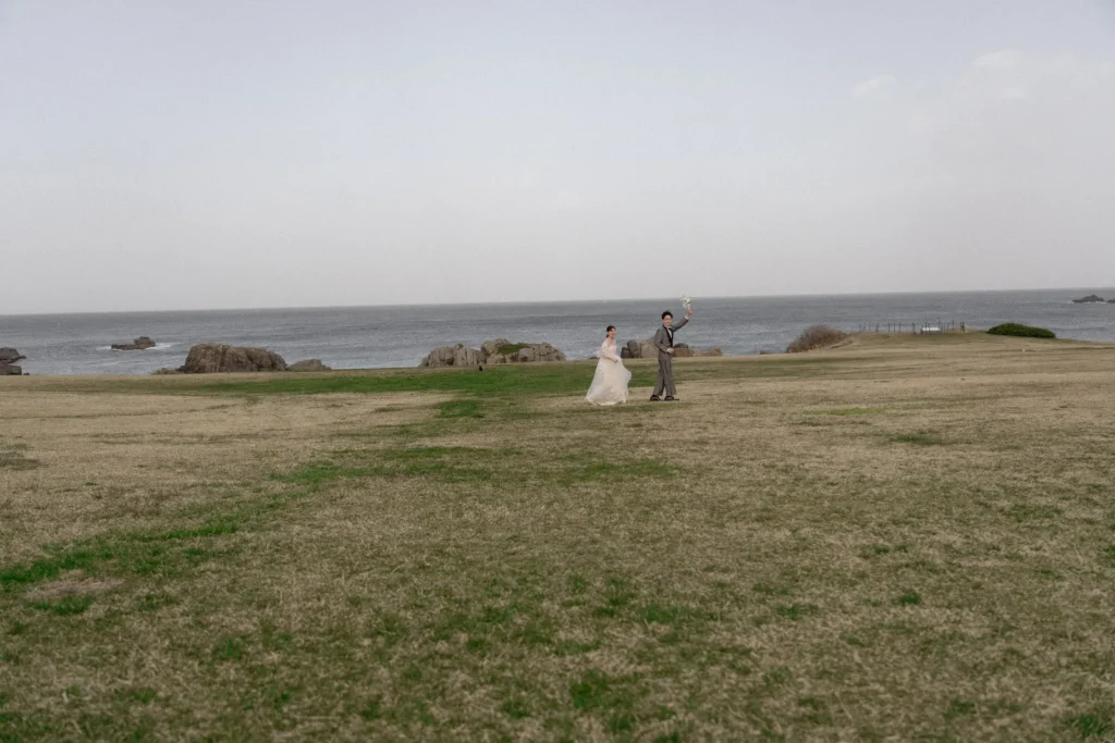 青森県/海/洋装/フォトウェディングの撮影(2枚目)